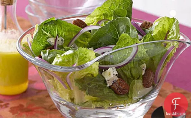 Romaine, brânză albastră și salată de pecan condimentată