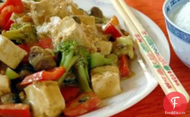 Tofu și legume în sos de arahide