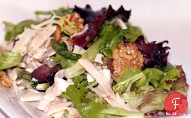 Salată de curcan afumată cu brânză de capră și nuci