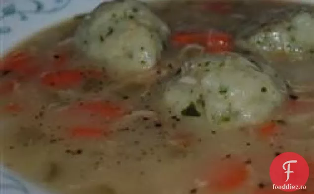 Supă consistentă de curcan cu găluște de pătrunjel