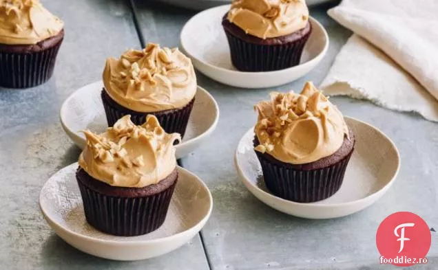 Cupcakes de ciocolată și glazură de unt de arahide