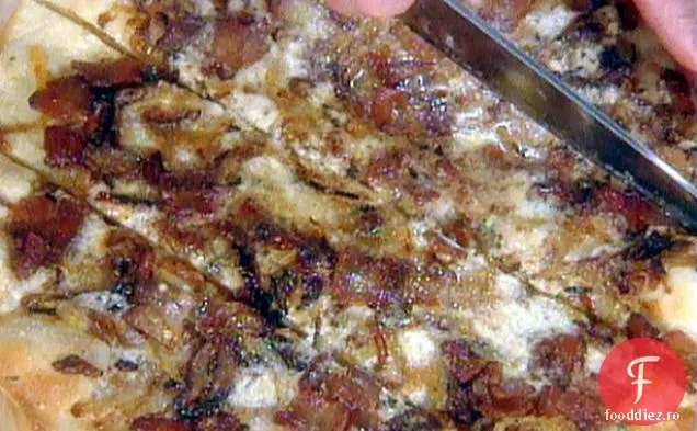 Pizza cu ceapă caramelizată și slănină crocantă