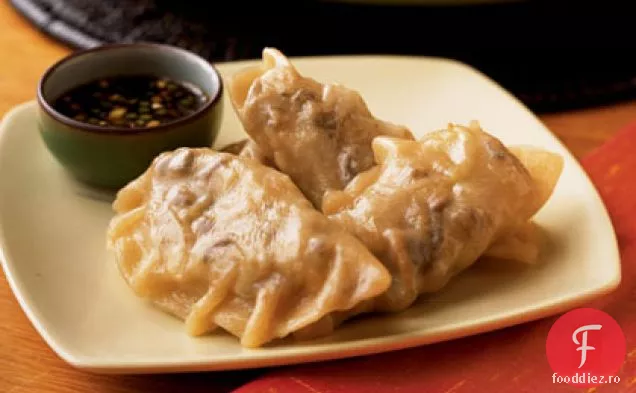 Gyoza vegetariană cu sos picant de scufundare