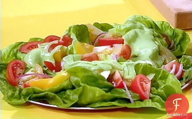 Salată mexicană cu roșii, ceapă roșie și sos de Avocado