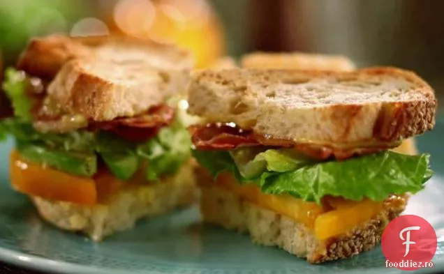 PLAT-Pancetta, salată verde, Avocado și roșii cu Romano Aioli