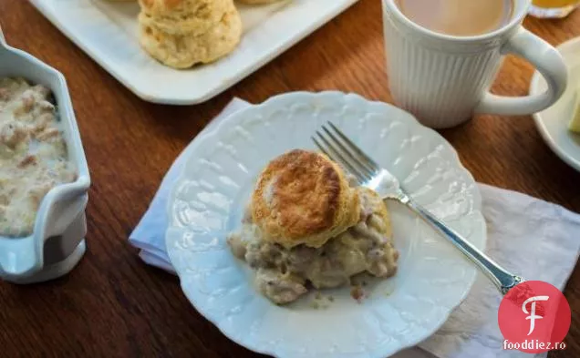 Biscuiți de lapte cu sos de cârnați