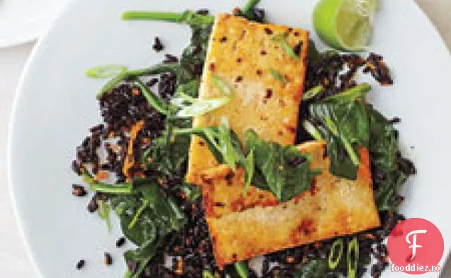 Orez Negru Prăjit Cu Tofu De Ghimbir Și Spanac