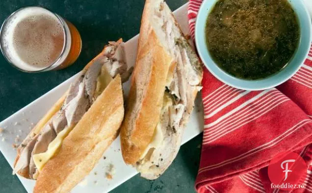 Baie de friptură de curcan cu Gruyere topită