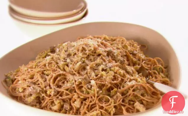 Spaghete din cereale integrale cu varză de Bruxelles și ciuperci