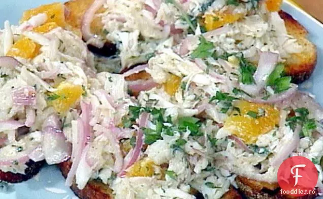 Salată de Crab cu portocală și Oregano pe aluat la grătar