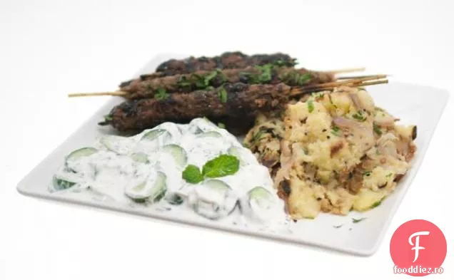 Kebaburi kofto de miel măcinat cu glazură de rodie, cartofi cu condimente bengaleze și castravete persane Raita