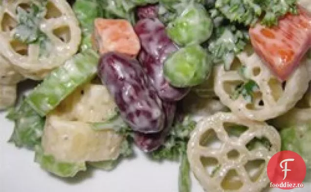 Cot macaroane și salată de fasole de rinichi