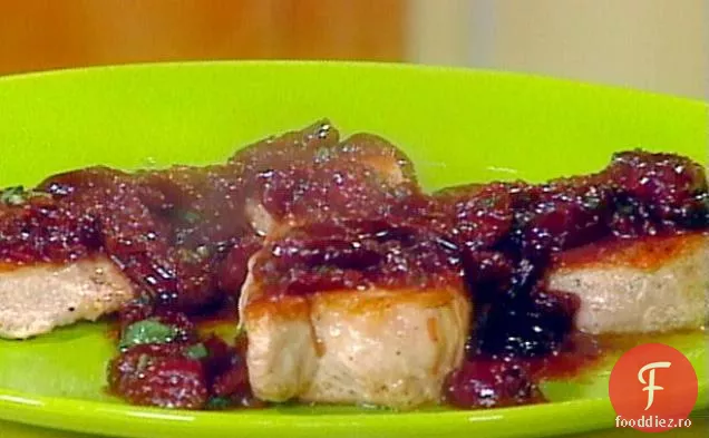 Cotlete de porc cu sos de cireșe Brandied și dovlecei cu nuci