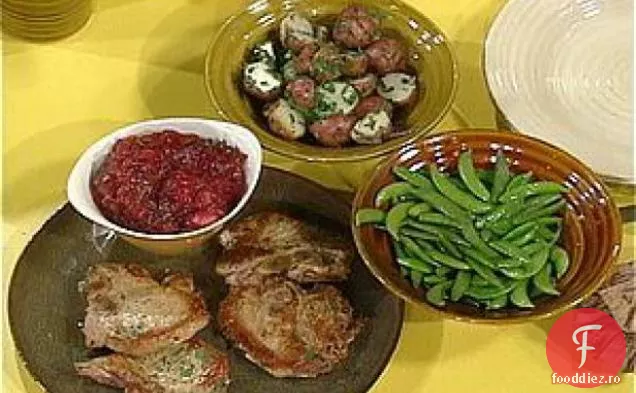 Cotlet de porc cu sos de Cran-mere, cartofi de pătrunjel și mazăre de zahăr