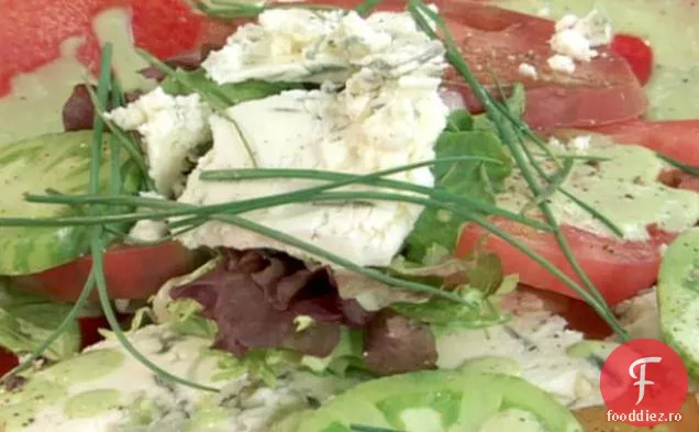 Salată de roșii cu verdeață proaspătă, brânză albastră și pansament cremos de arpagic