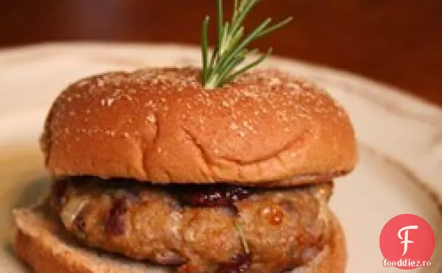 Burgeri de curcan cu Brie, afine și rozmarin proaspăt