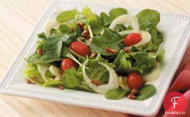 Salată de rucola cu nuci pecan cu zahăr