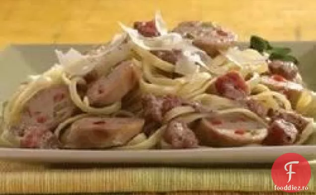 Cârnați de pui italieni dulci la grătar cu sos de cremă de roșii peste Linguine