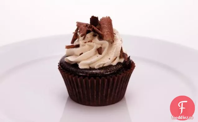 Cupcakes de ciocolată cu o umplutură de Ganache infuzată cu ciocolată, portocală și cuișoare și un Buttercream de ceai condimentat Chinezesc