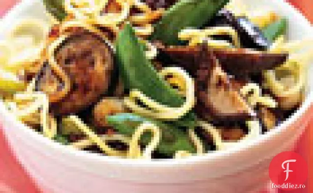 Salată asiatică de tăiței cu vinete, mazăre de zahăr și pansament de var