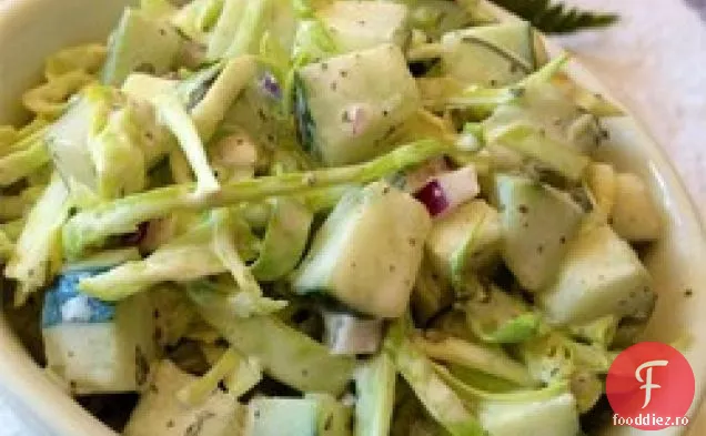Salată de varză cu castraveți și țelină