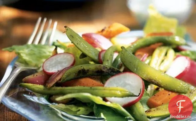 Salată de legume la grătar cu sos cremos de brânză albastră