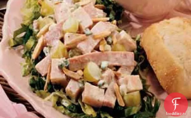Salată de curcan și șuncă cu verdeață