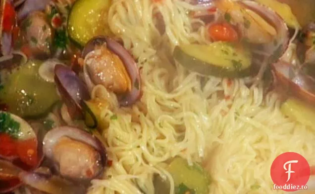Tagliolini con Vongole e dovlecei (tăiței subțiri cu scoici și dovlecei)