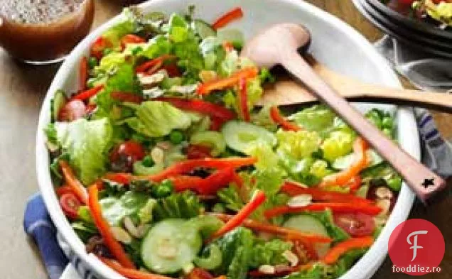 Salată roșie și verde cu migdale prăjite