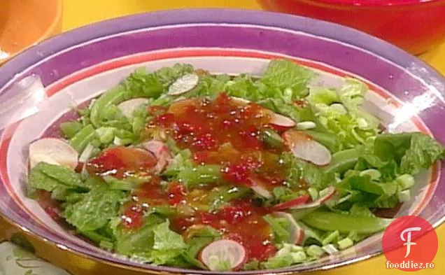 Salată verde cu sos de ardei roșu