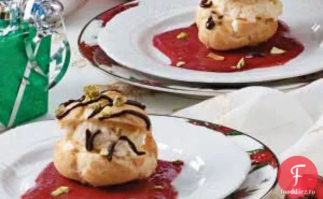 Pufuri de cremă cu sos de zmeură