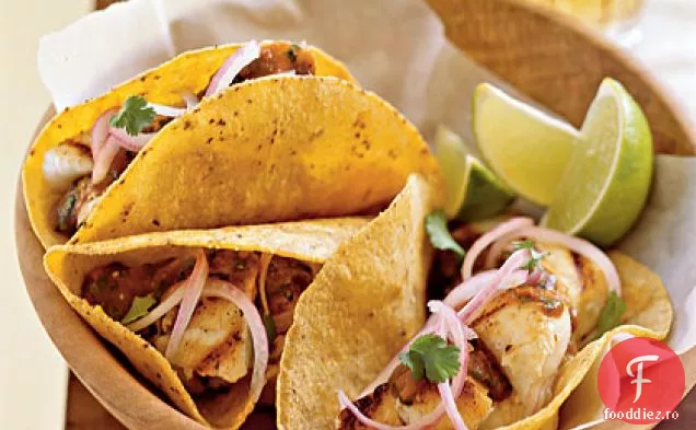 Tacos de pește la grătar cu ceapă murată și Salsa Roja