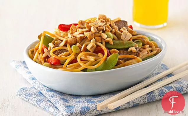 Carne de vită și tăiței de arahide asiatice pentru doi