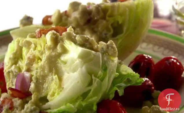 Salată de pană cu roșii de struguri la grătar și vinetă cu brânză albastră
