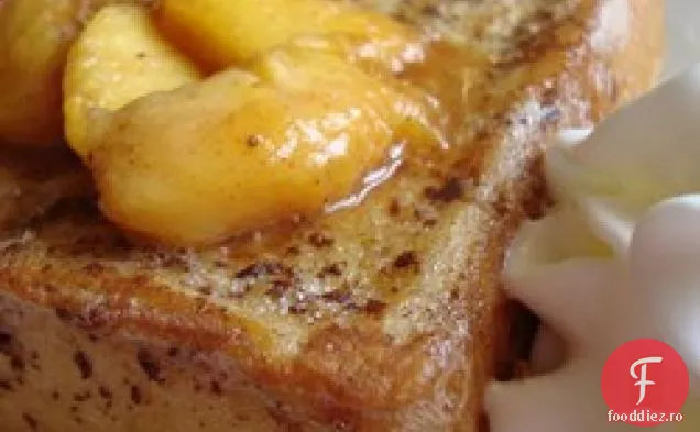 Mascarpone umplute pâine prăjită franceză cu piersici