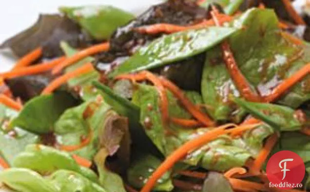 Salată de mazăre de zăpadă și morcovi cu pansament Miso-tamari