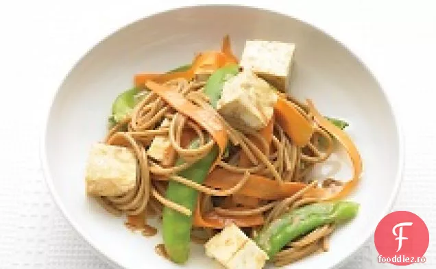 Spaghete din grâu integral cu legume și sos de arahide
