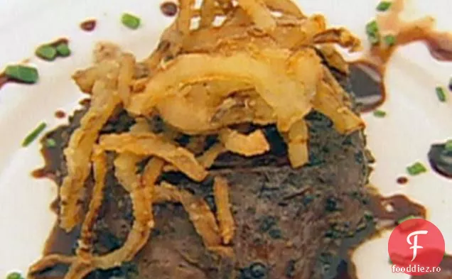 Muschiulet de vita incrustat cu piper pe rosii de vita cu branza de capra, ceapa prajita frantuzeasca si sos de otet Balsamic