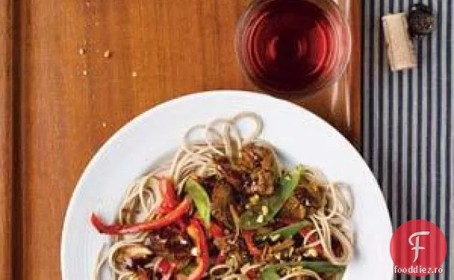 Carne de porc asiatică cu aragaz lent, cu mazăre de zăpadă, ardei roșii și Soba nu
