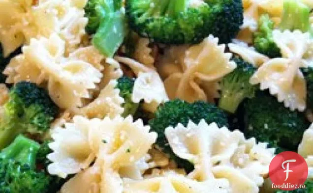 Paste cu papion cu Broccoli, usturoi și lămâie