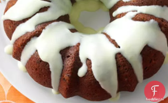 Tort de dovlecei de ciocolată cu sos de cremă