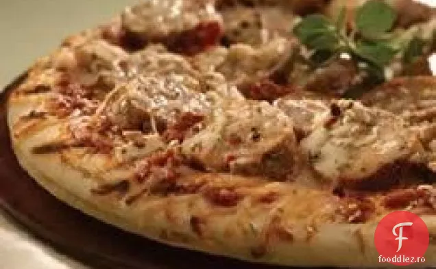 Pizza grecească mediteraneană la grătar cu cârnați de pui de roșii uscați