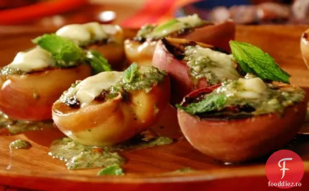 Piersici albe din California la grătar cu Pesto de migdale-mentă