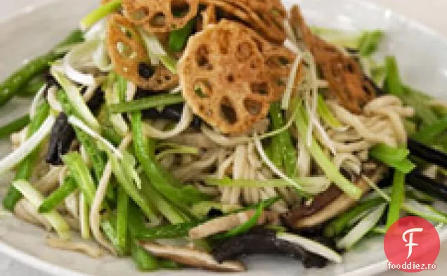 Wok-fidea de viață lungă prăjită cu legume de Anul Nou
