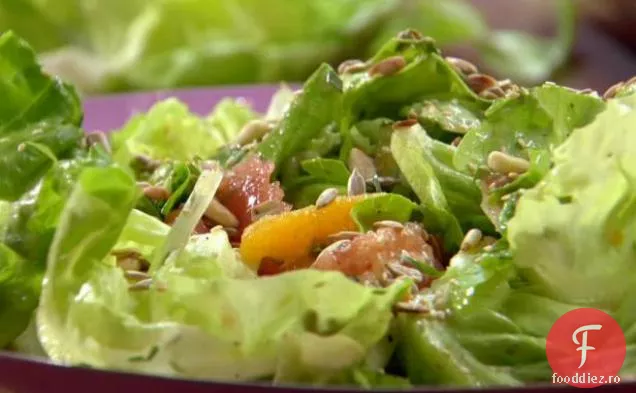 Salată de citrice cu semințe prăjite și nuci de pin