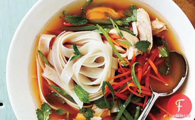 Supă asiatică picantă de pui și tăiței