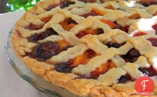 Vara este aici Triple Berry Peach Pie
