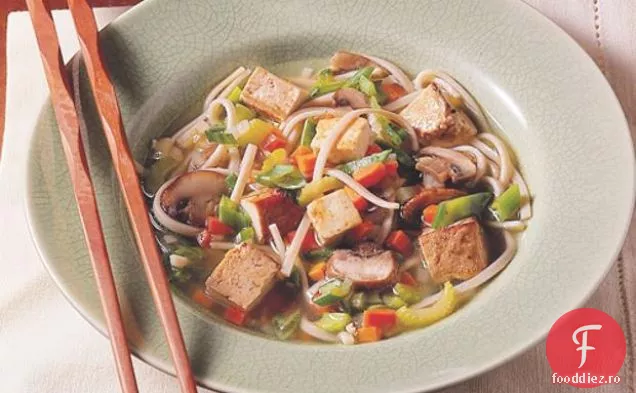 Bulion De Legume Gingery Cu Tofu Și Tăiței