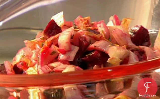 Salată de sfeclă și andive cu vinetă de usturoi și ierburi