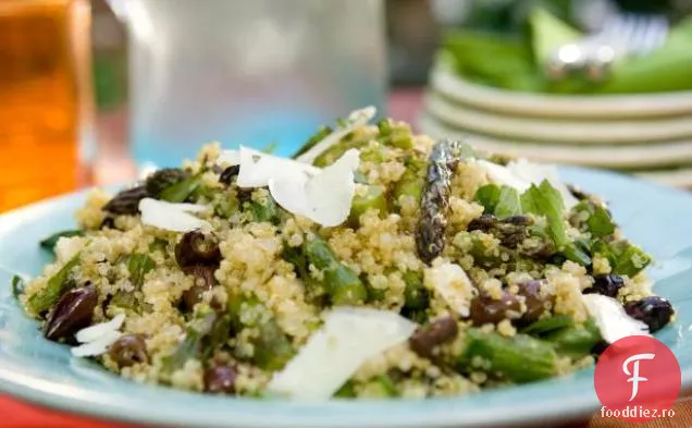 Salată de Quinoa cu sparanghel, brânză de capră și măsline negre